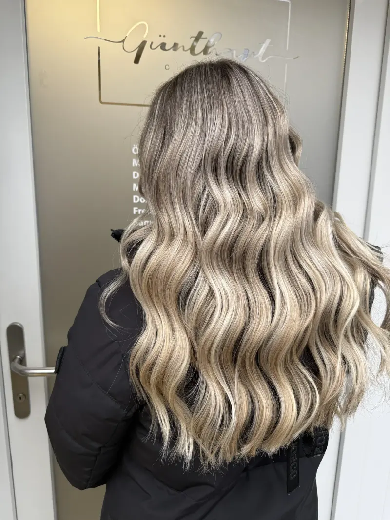 Aschblondes Balayage wellig lang