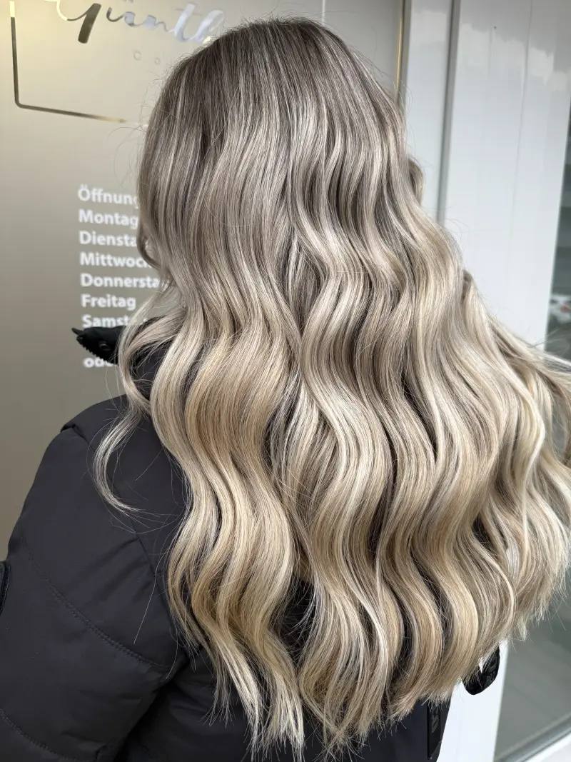 Aschblondes Balayage wellig lang