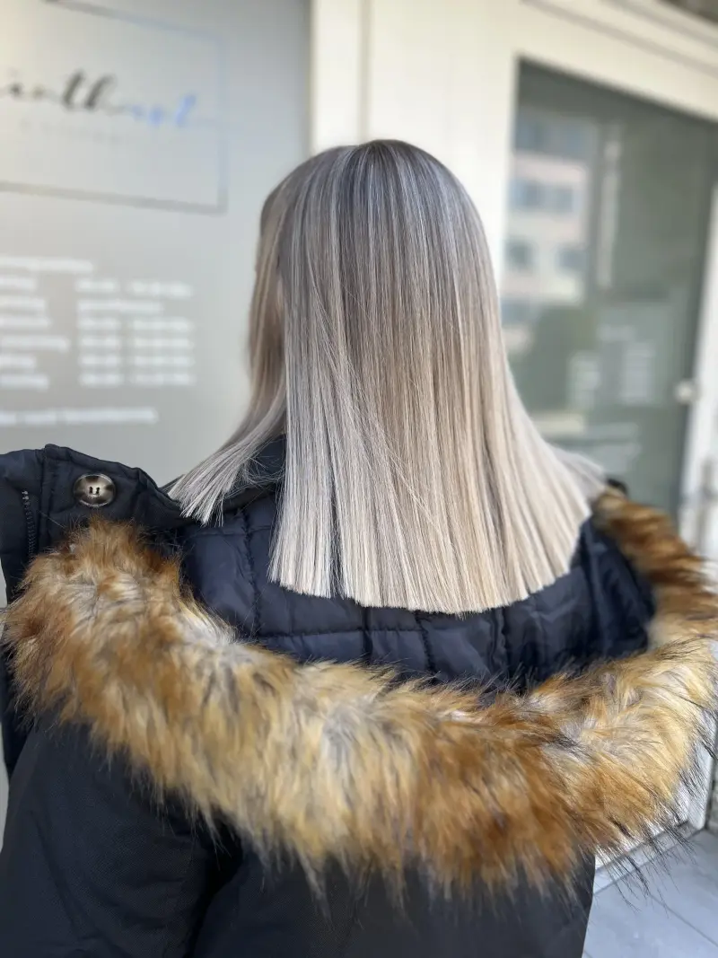 Aschblonder Lob glatt