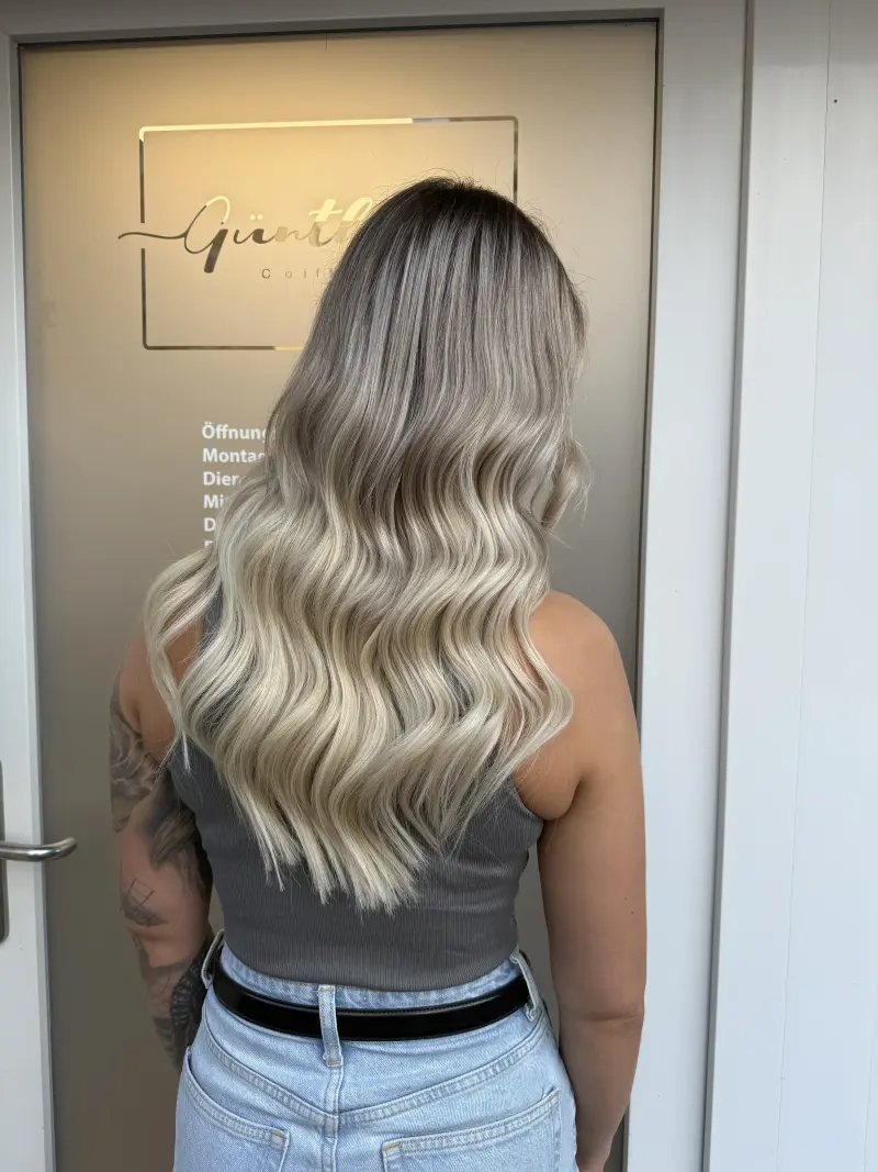 Blondes Balayage wellig lang