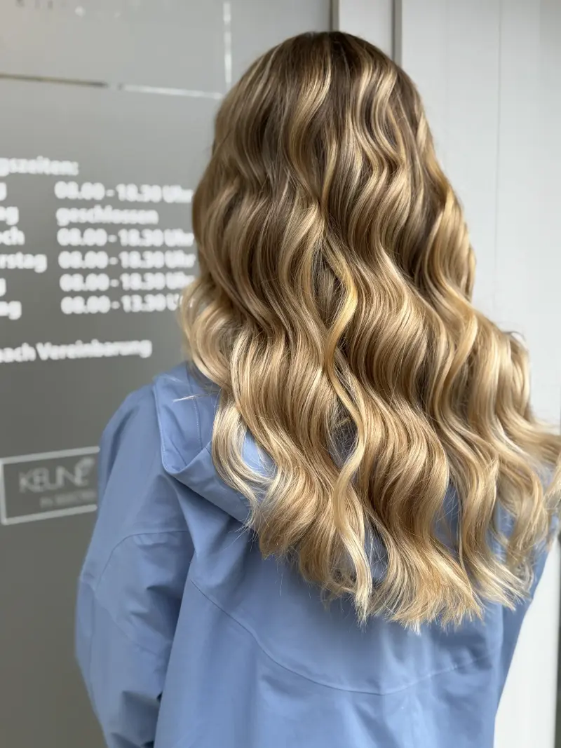 Blondes Balayage wellig lang