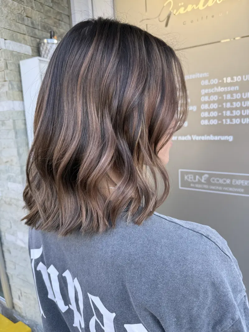 Brünetter Bob mit Highlights