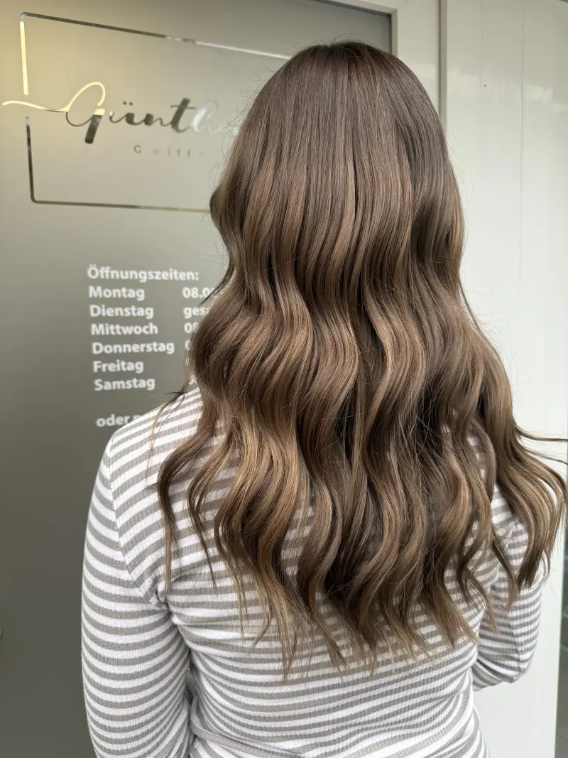 Schokoladenbraunes Balayage wellig lang