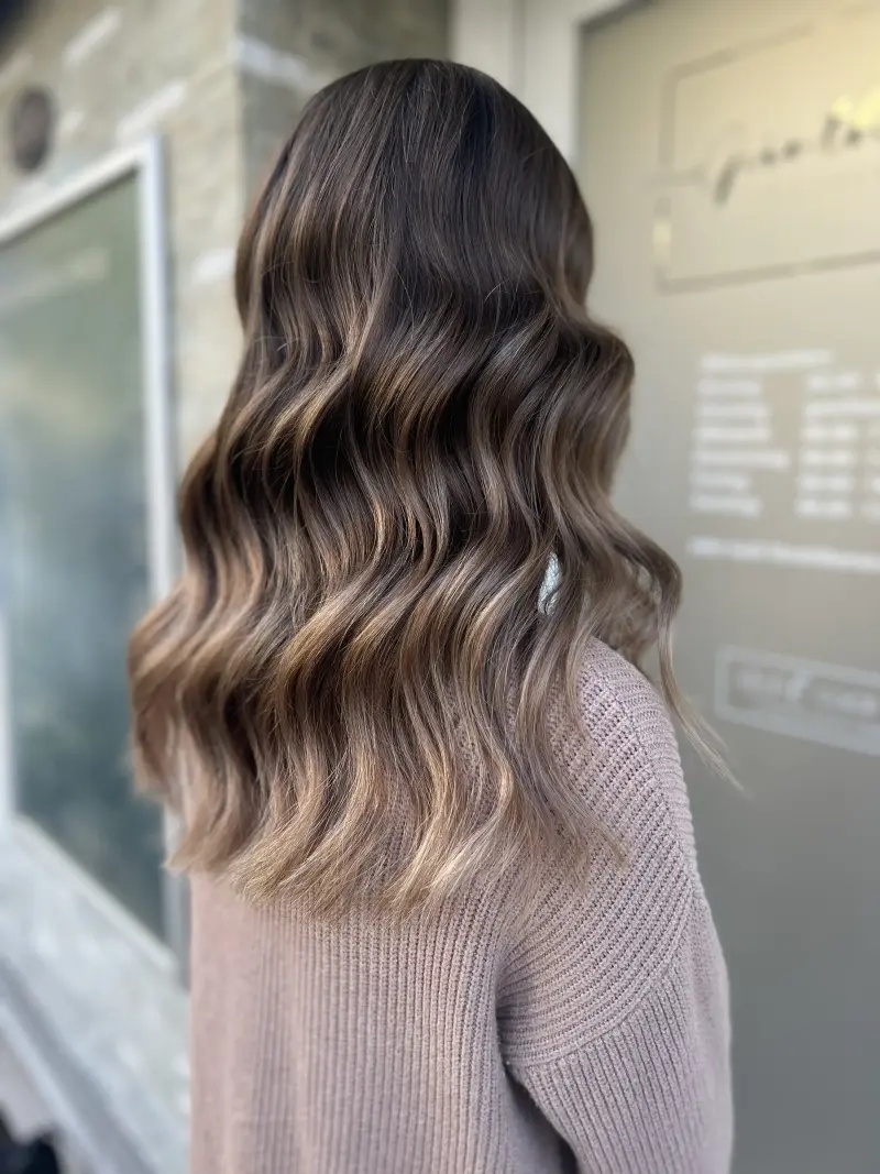 Dunkelbraunes Balayage wellig lang