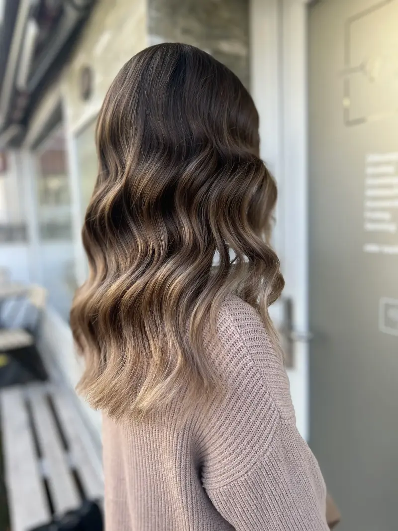 Dunkelbraunes Balayage wellig lang