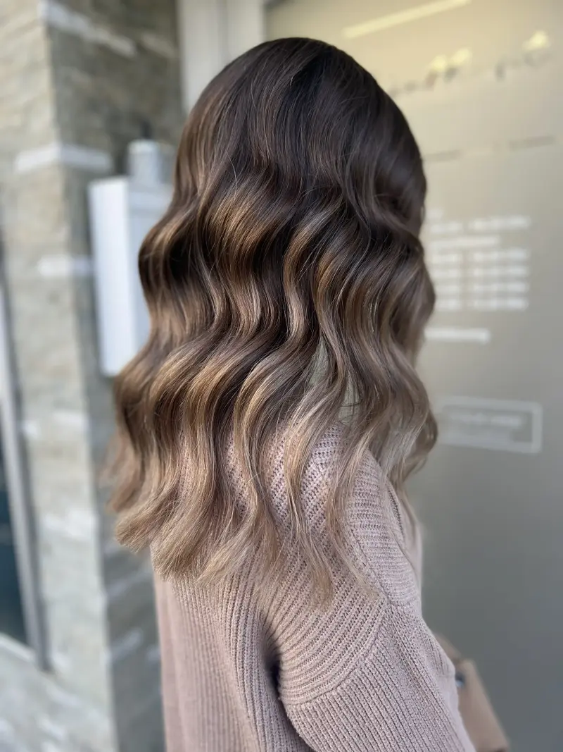 Dunkelbraunes Balayage wellig lang