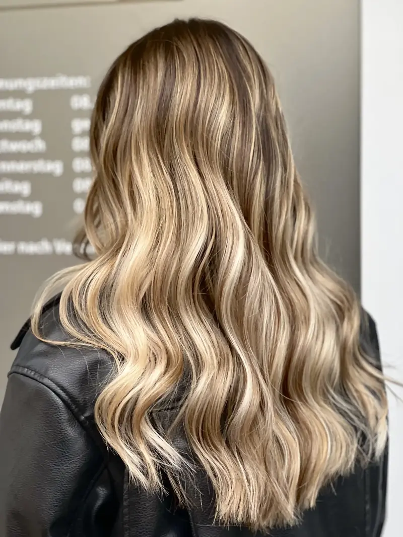 Blondes Balayage mit dunklem Ansatz