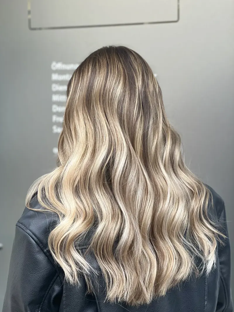 Blondes Balayage mit dunklem Ansatz