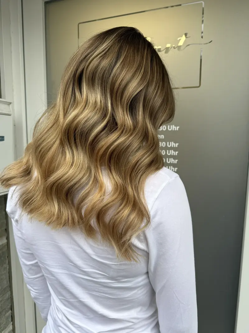 Goldenes Balayage wellig lang