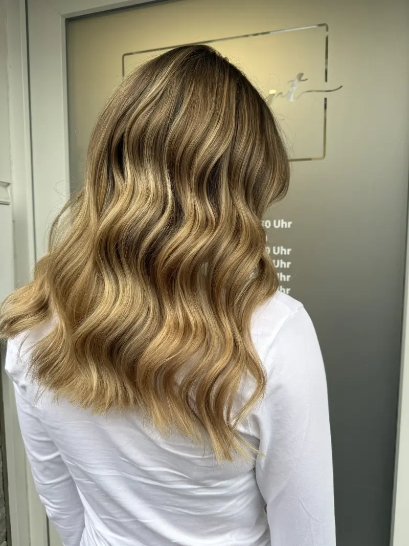 Goldenes Balayage wellig lang