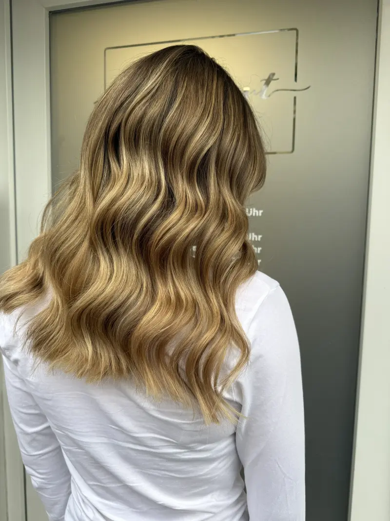 Goldenes Balayage wellig lang