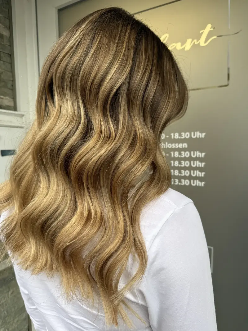Goldenes Balayage wellig lang