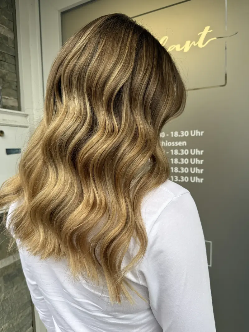 Goldenes Balayage wellig lang