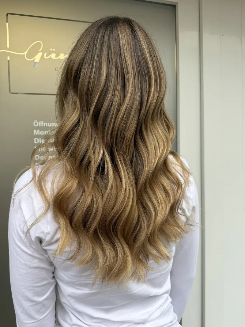 Goldenes Balayage wellig lang