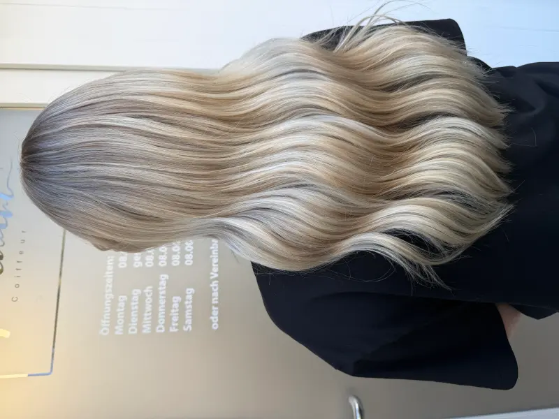 Hellblondes Balayage wellig