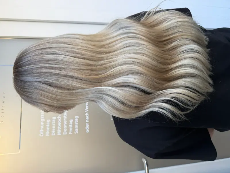 Hellblondes Balayage wellig