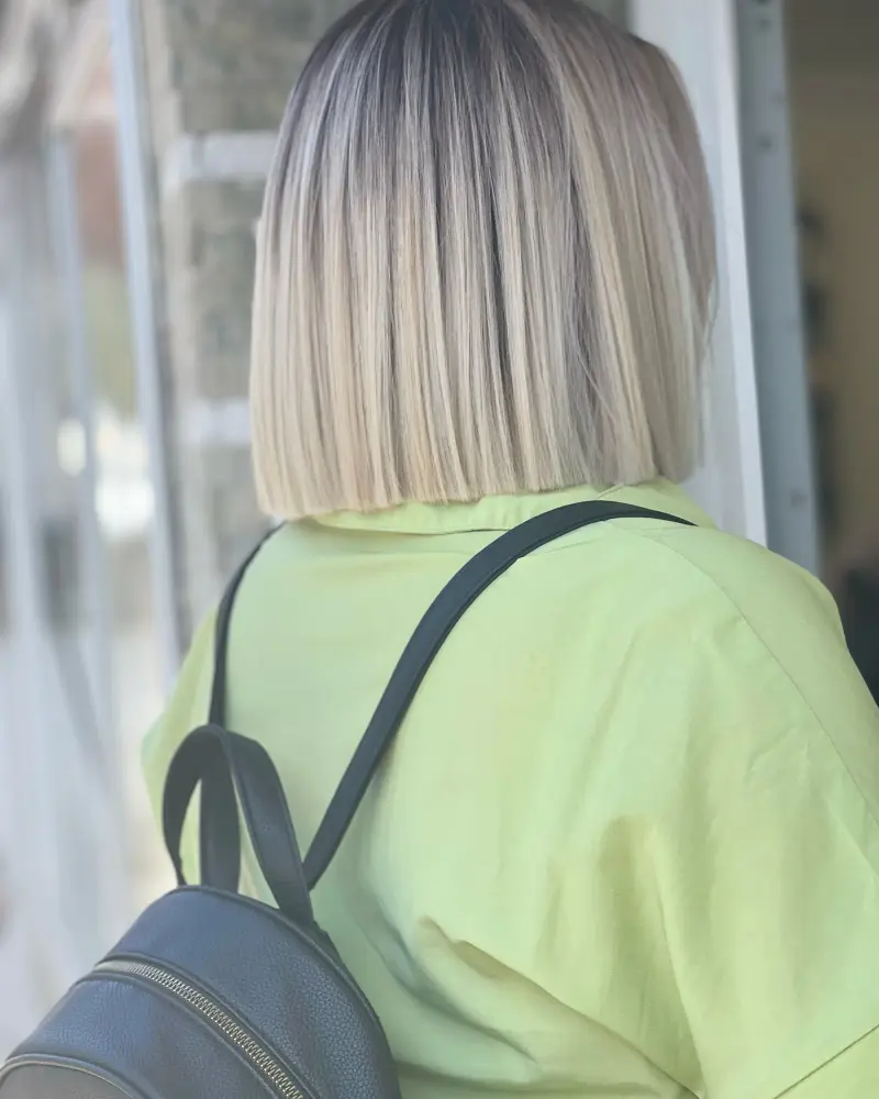 Platinblonder Bob glatt