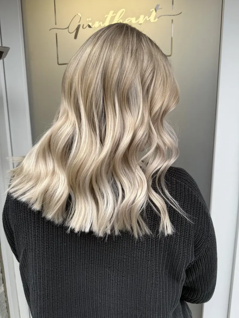 Platinblonder Bob wellig