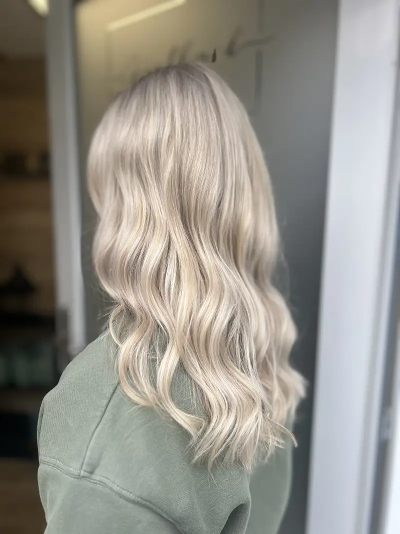 Platinblond wellig lang