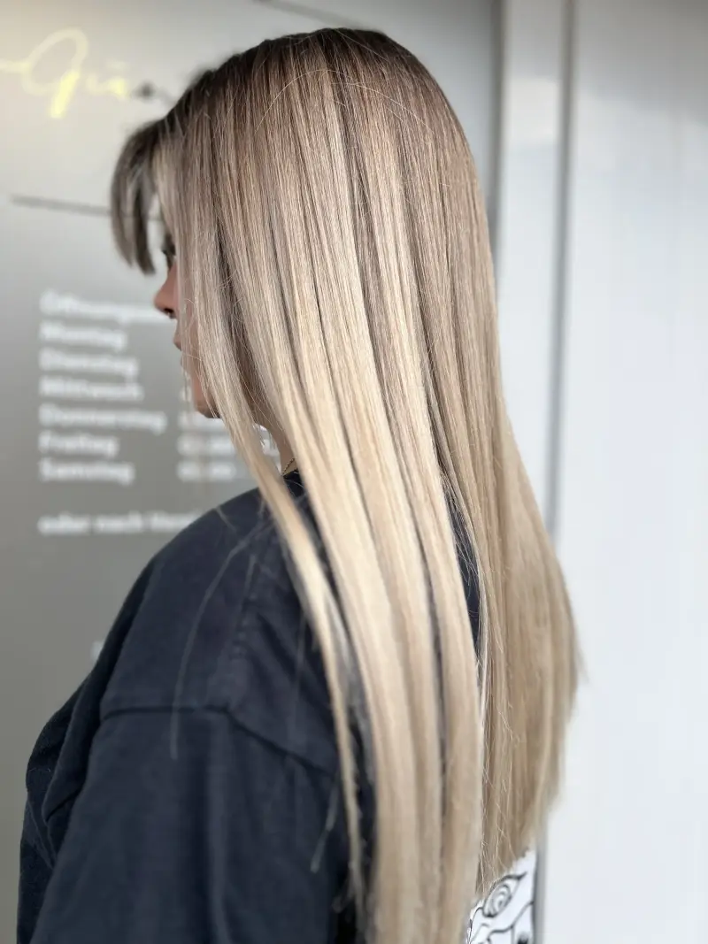 Platinblonder Lob glatt