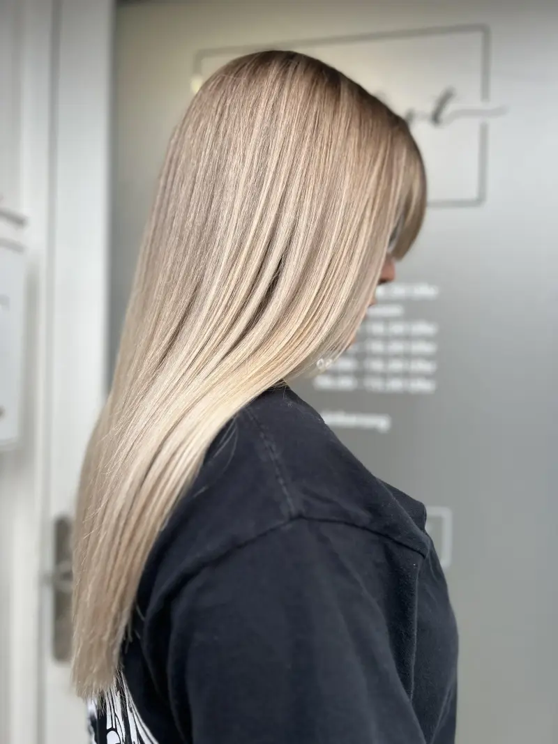Platinblonder Lob glatt Seitenansicht