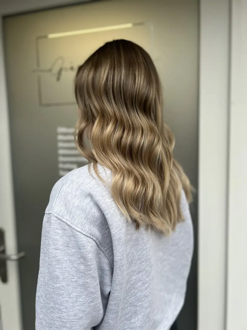 Sandblondes Balayage wellig lang