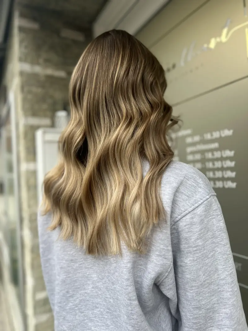 Sandblondes Balayage wellig lang